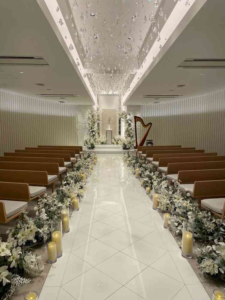 スワロフスキが天井から数多く吊り下げられている挙式会場です。光の微調整が可能な演出が幻想的です。