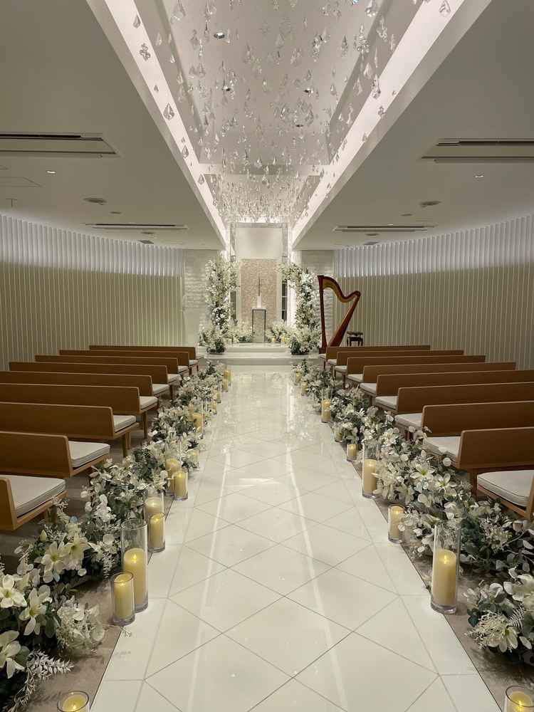 スワロフスキが天井から数多く吊り下げられている挙式会場です。光の微調整が可能な演出が幻想的です。