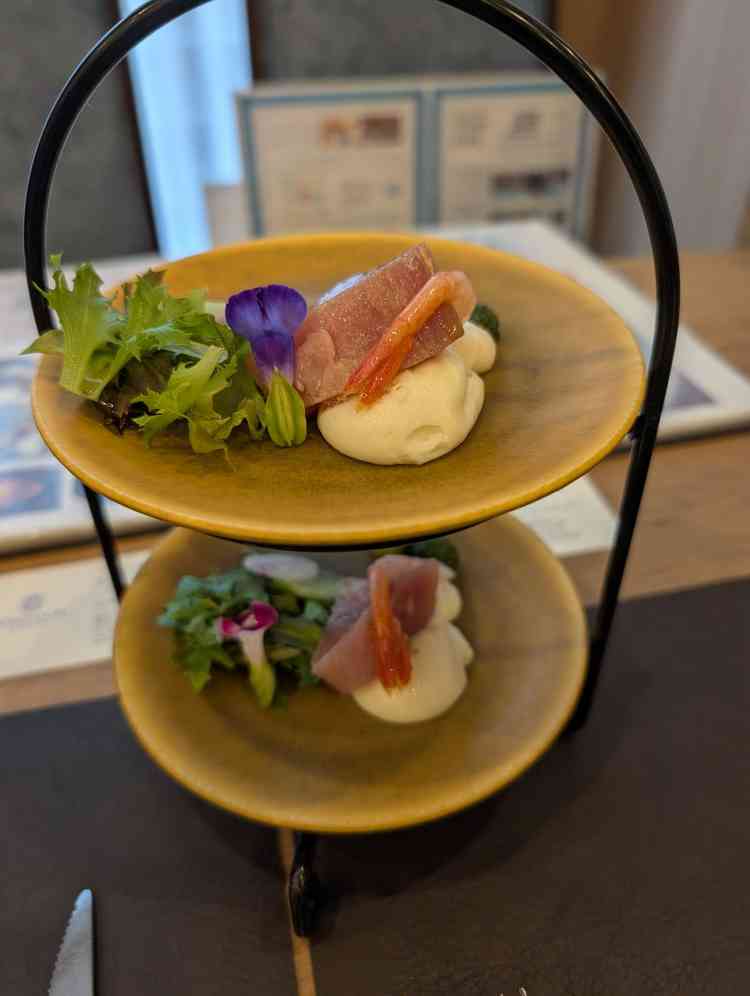 前菜の融合寿司、口の中で寿司が出来上がるようにソースやスフレが作らており面白かったです。