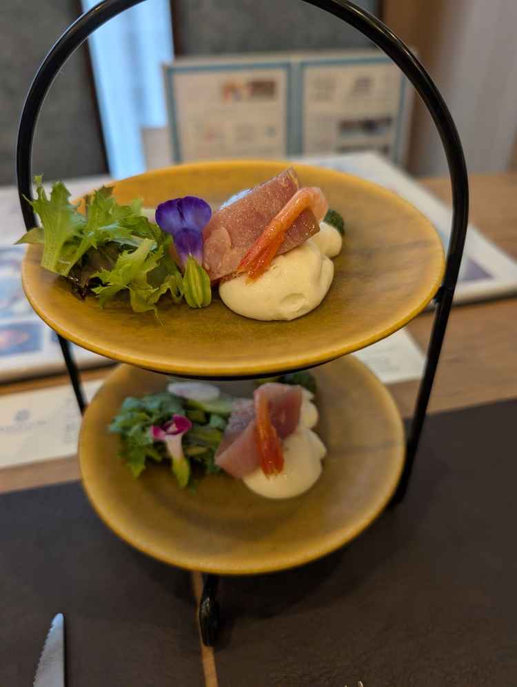 前菜の融合寿司、口の中で寿司が出来上がるようにソースやスフレが作らており面白かったです。