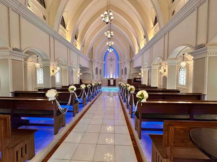 電気をつける前もブルーライトで綺麗な演出のチャペルでした