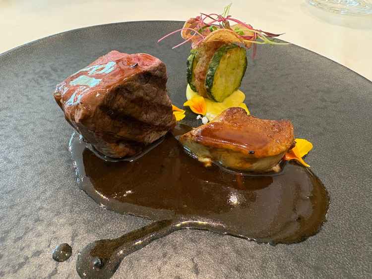 試食させていただいたメインの肉料理です。とてもおいしかったです。