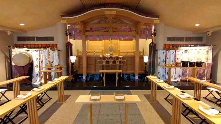 神殿はガラス張りであり、他にはない光が入る作りで素敵な雰囲気です。