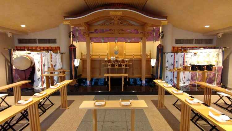 神殿はガラス張りであり、他にはない光が入る作りで素敵な雰囲気です。