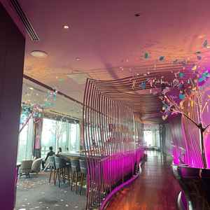 ゲストが挙式開始まで待つことのできるバーです。