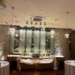 40名くらい入る披露宴会場の高砂です。