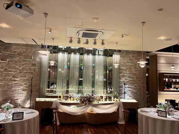 40名くらい入る披露宴会場の高砂です。