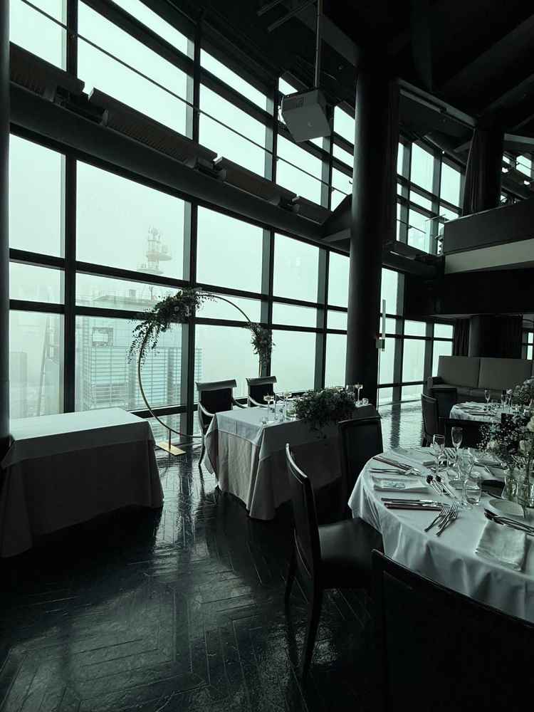 披露宴、新郎新婦席。こちらもシンプルで好みでした。