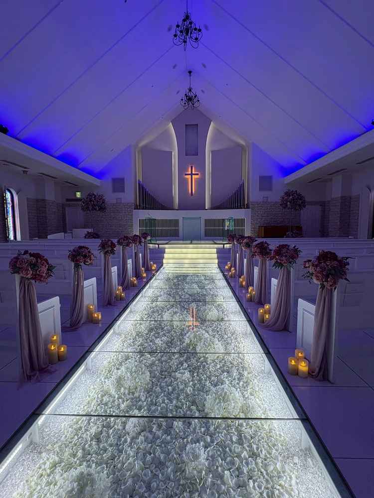 披露宴会場。屋上の緑豊かな通路を抜けて入る披露宴会場が綺麗かつ、中自体もライトがあり幻想的であった。