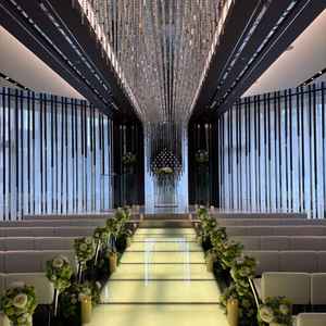 菱形になっていてどこからでも新郎新婦がみやすいチャペル。