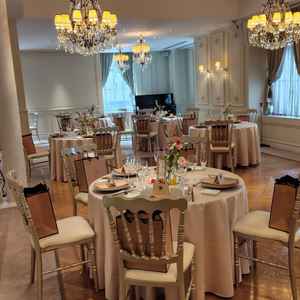 披露宴会場。横長の形式。ドアは奥側のみ。高砂の位置は調整可能。高台もある。