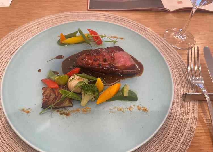 飲み物は水かビールが選べ、黒毛和牛の試食も大変美味しかった。新鮮な野菜も綺麗に盛り付けられていた。