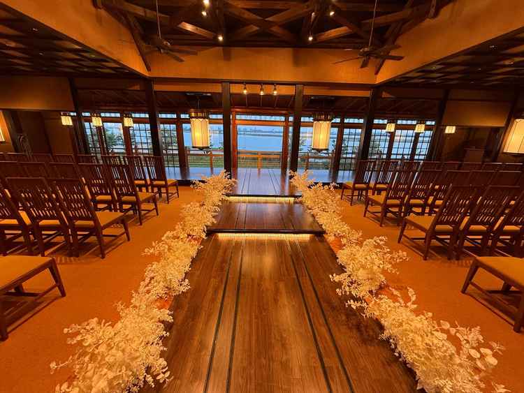 1番魅力的だったチャペル。木のバージンロードがお洒落で、背景の川の景色も素敵でした。