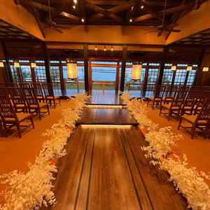 1番魅力的だったチャペル。木のバージンロードがお洒落で、背景の川の景色も素敵でした。