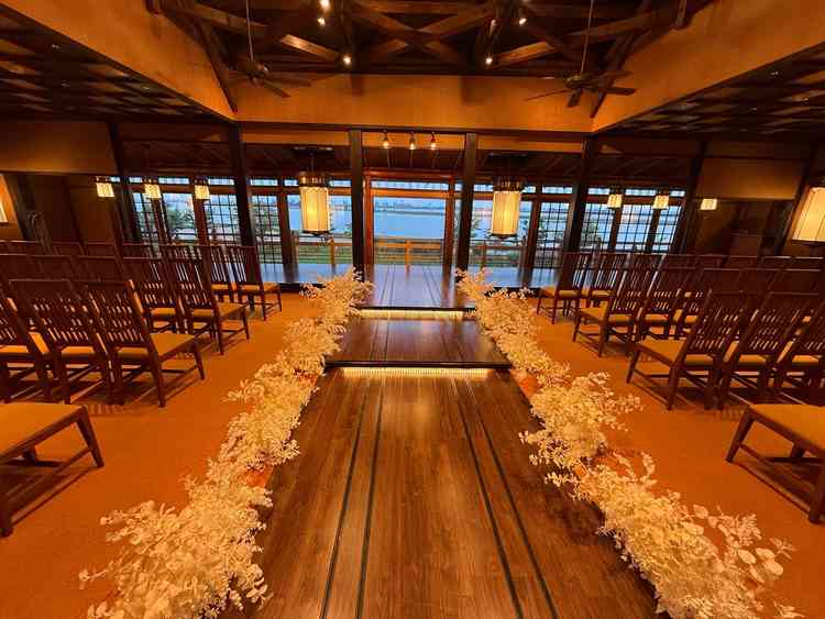 1番魅力的だったチャペル。木のバージンロードがお洒落で、背景の川の景色も素敵でした。