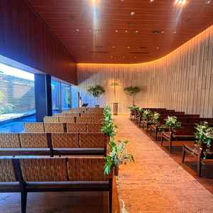 挙式会場。デザイン性が高くオシャレで木の温もりが感じられる。