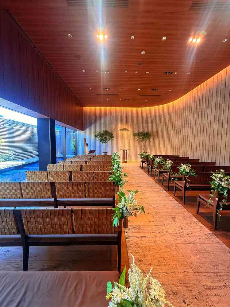 挙式会場。デザイン性が高くオシャレで木の温もりが感じられる。