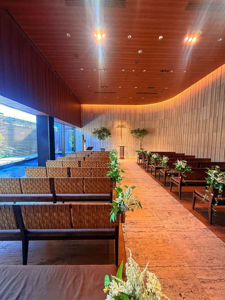 挙式会場。デザイン性が高くオシャレで木の温もりが感じられる。