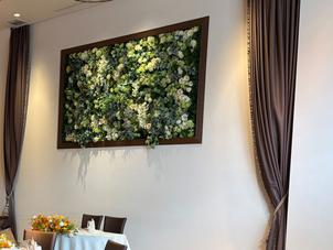 壁のグリーンのお花が元々デフォルトなので、華やかになるなと思いました。