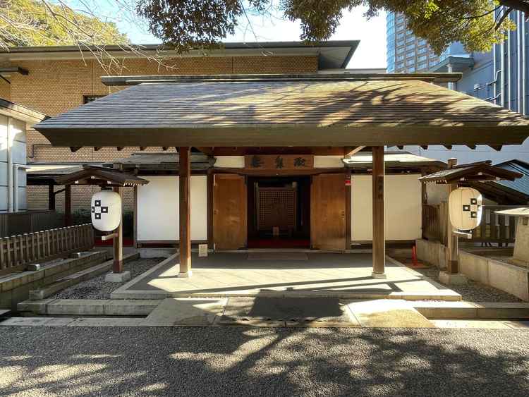 回廊から参道につながる門。前撮りはここで家族との写真を撮ったりしていた。