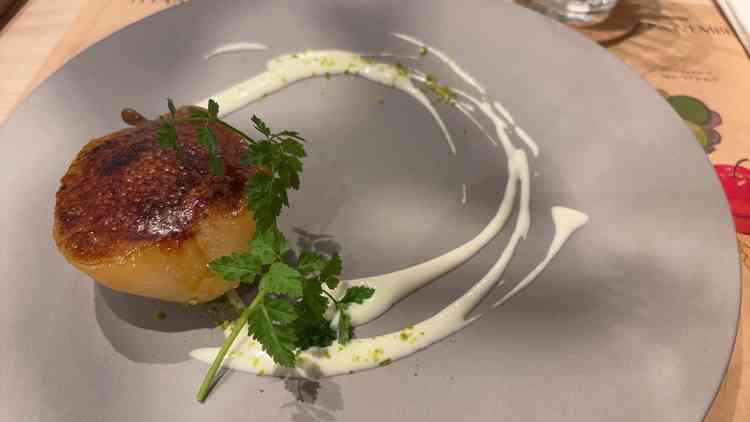 クリームブリュレも果物も好きですが、それが合わさったデザートは珍しかったので印象的でした。