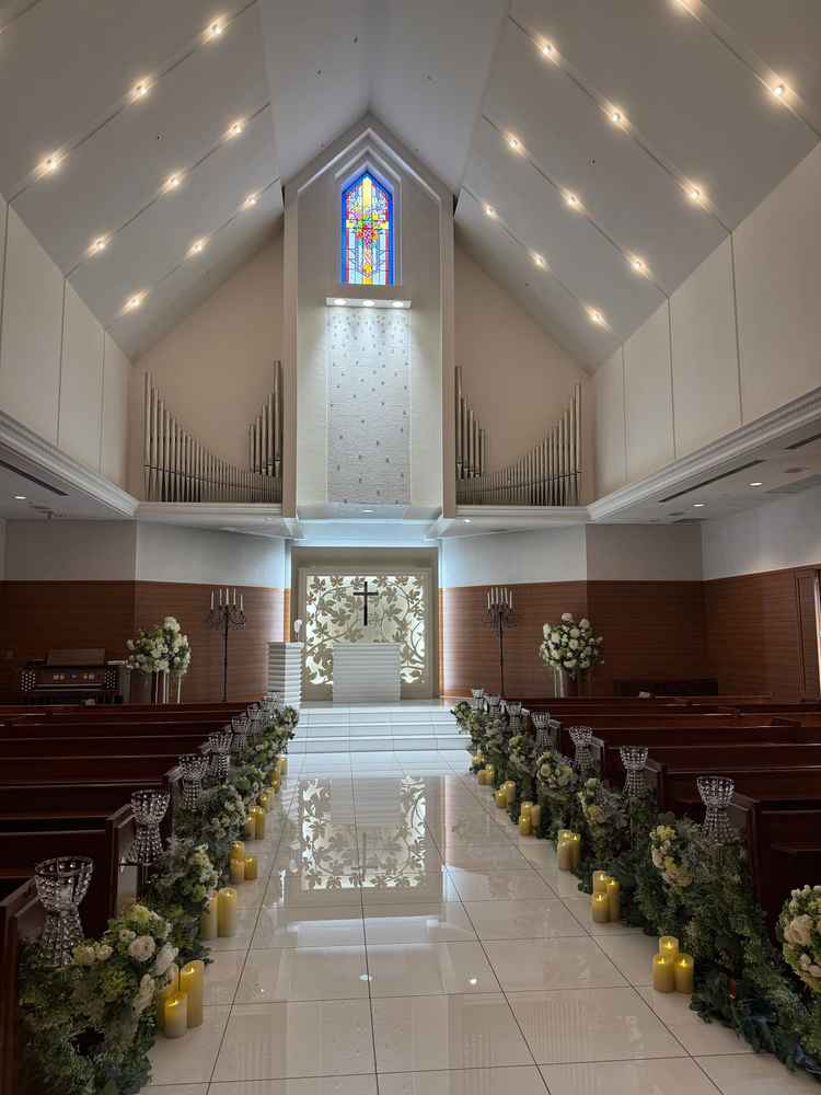 チャペルの内観です。造花は当日そのまま利用できるとのことです。ゲストとの距離も近いです。