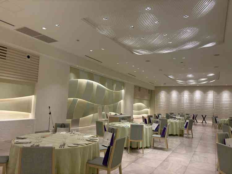 40名程度での披露宴会場。広く感じました。