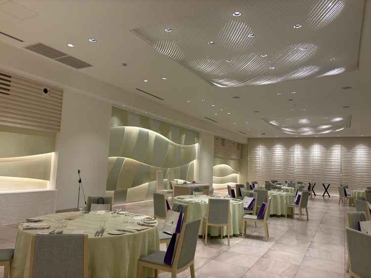 40名程度での披露宴会場。広く感じました。