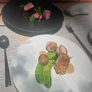 お肉、お魚ともにとても美味で、ソースのこだわりも感じました。