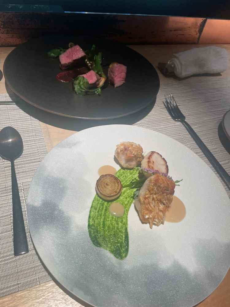 お肉、お魚ともにとても美味で、ソースのこだわりも感じました。