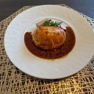 試食会のメイン料理。パイ生地に牛フィレ肉が包まれている。食べ応えがありとても美味しかったです。
