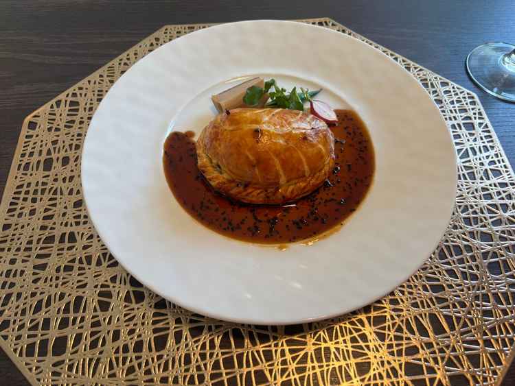 試食会のメイン料理。パイ生地に牛フィレ肉が包まれている。食べ応えがありとても美味しかったです。
