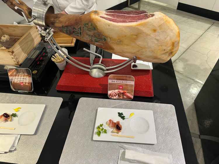生ハム切り落としが迫力満点！