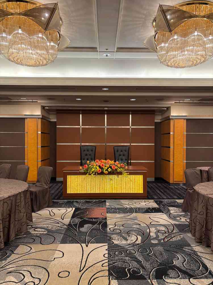 アイリスという披露宴会場です。茶色の木目調の落ち着いた感じです。シャンデリアが薔薇のようでした。