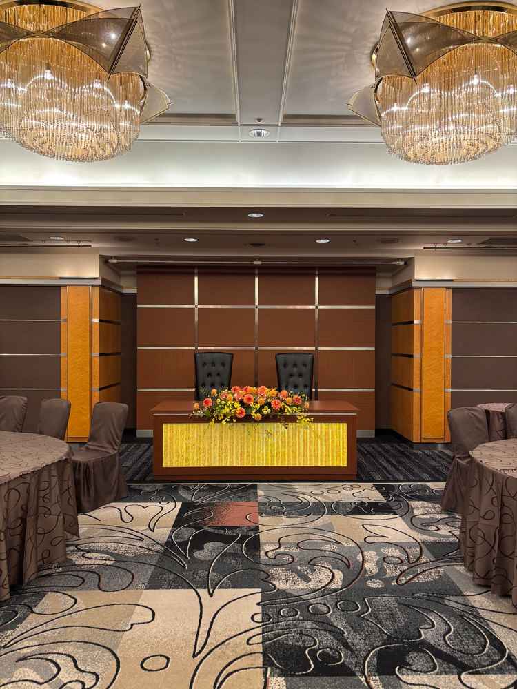 アイリスという披露宴会場です。茶色の木目調の落ち着いた感じです。シャンデリアが薔薇のようでした。