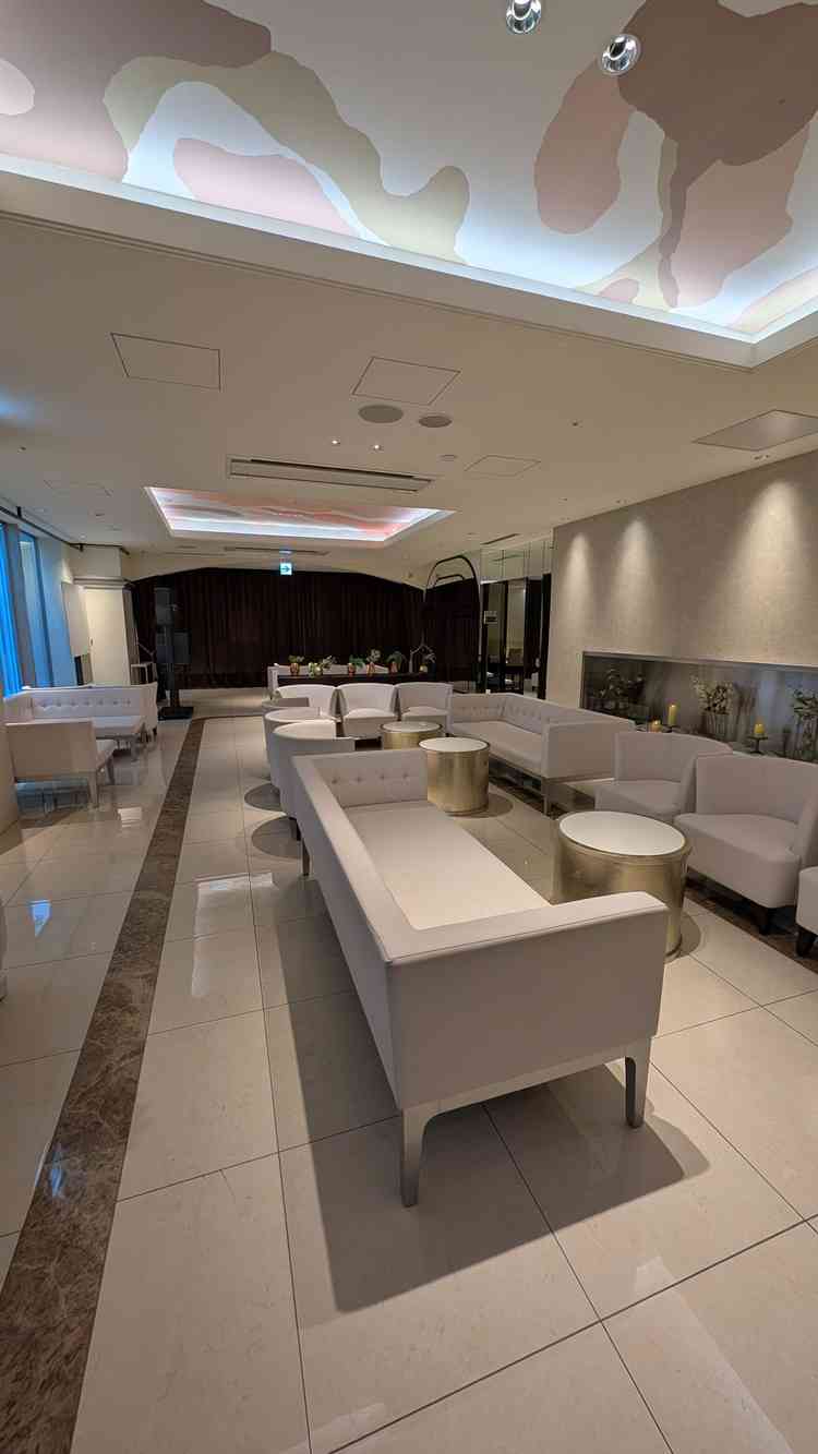 チャペルに入る前の待機エリアです。広く清潔感がありました。