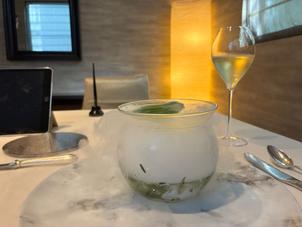1皿目　ハーブとドライアイスの入った器にのったコーンスープ