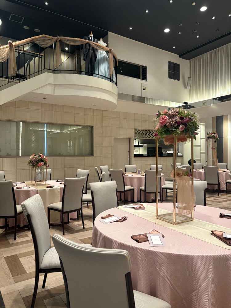 披露宴会場。天井が高く、高級感のある階段でした。白を基調とした会場でコーディネートしやすそうでした。