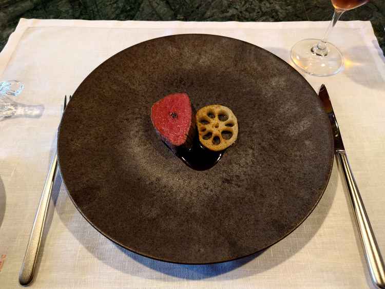 試食のメイン料理の写真。火入れが絶妙で旨味も強く、とてもおいしくいただきました。