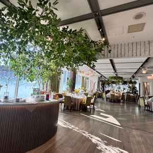 披露宴会場　他披露宴会場も同様に見積の初期装飾が施されており、最終金額との差もイメージしやすかった。