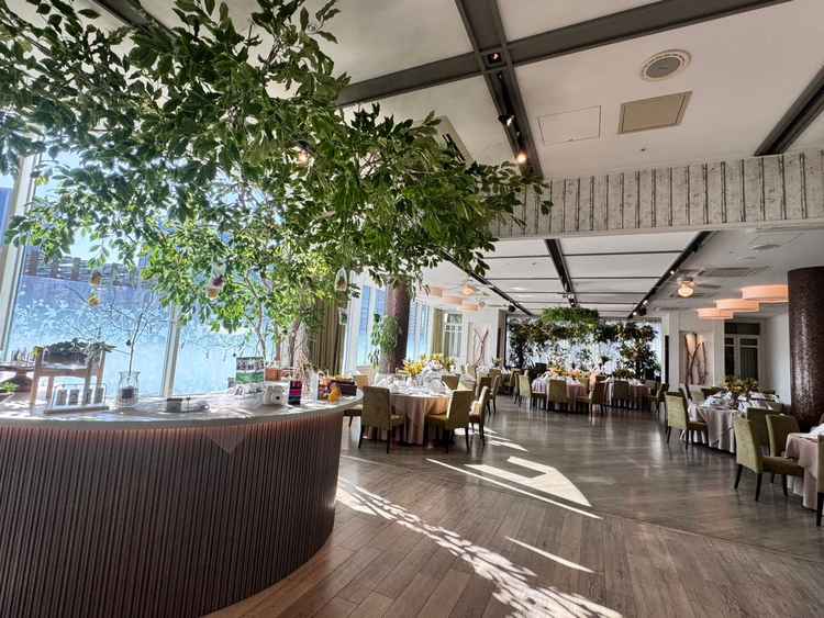 披露宴会場　他披露宴会場も同様に見積の初期装飾が施されており、最終金額との差もイメージしやすかった。