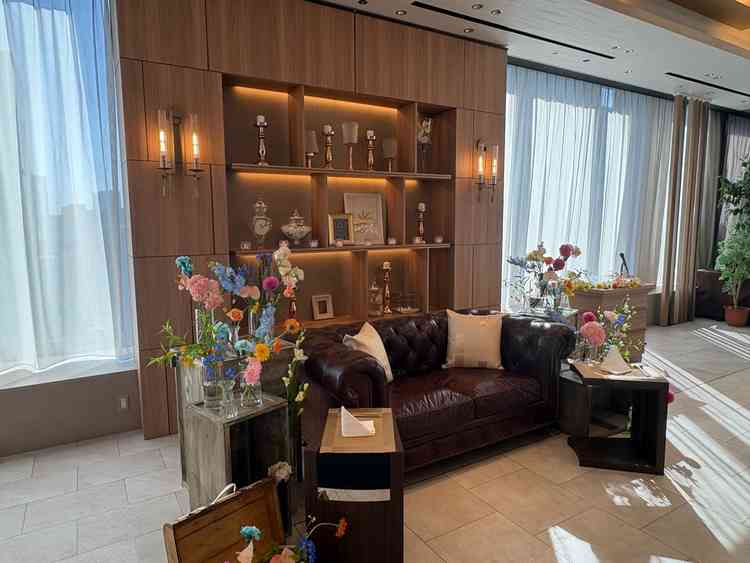 披露宴会場①。自然光は沢山入るが、逆光にはならない作りになっているそうです。