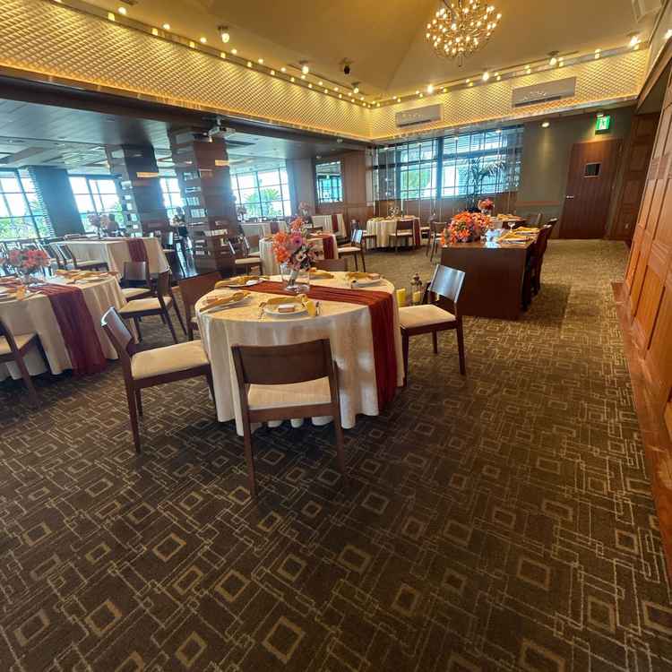 落ち着いた雰囲気の会場。外に出ることができる。オープンキッチンがあり楽しめる。段差があるので転倒注意