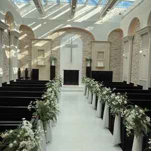 チャペルはかなり光が入る設計になっており、神聖な雰囲気を感じた。ドレスがとても合いそうな印象を受けた