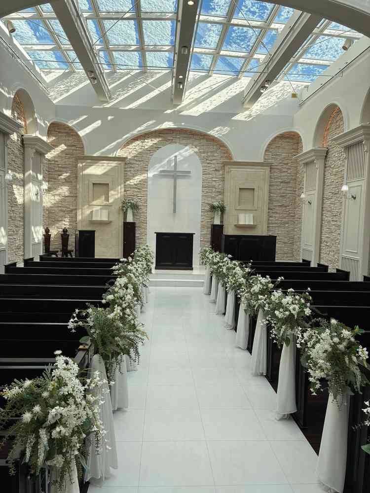 チャペルはかなり光が入る設計になっており、神聖な雰囲気を感じた。ドレスがとても合いそうな印象を受けた