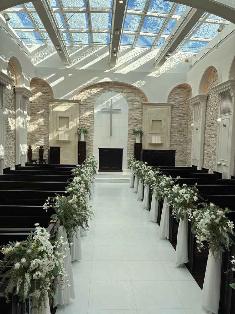 チャペルはかなり光が入る設計になっており、神聖な雰囲気を感じた。ドレスがとても合いそうな印象を受けた