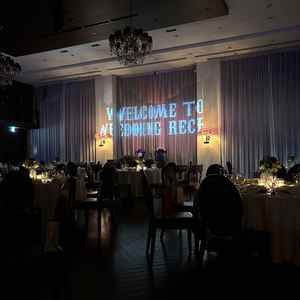 本棚が印象的な披露宴会場でした！他にない雰囲気でシックでモダンな感じで惹かれました！