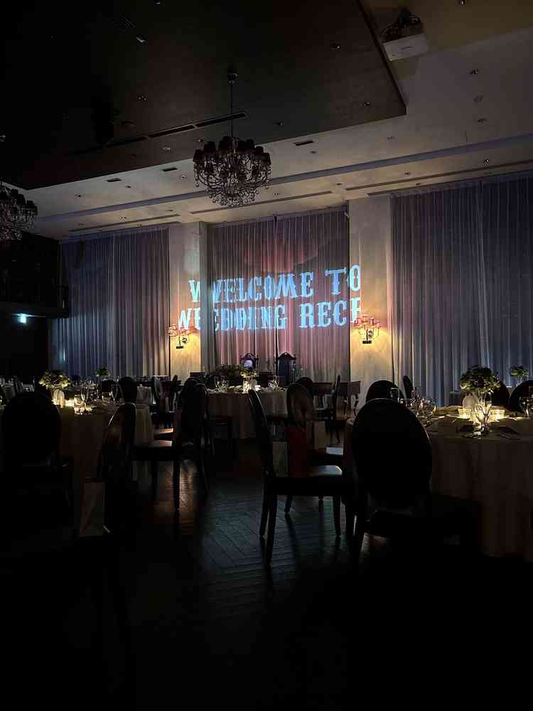 本棚が印象的な披露宴会場でした！他にない雰囲気でシックでモダンな感じで惹かれました！