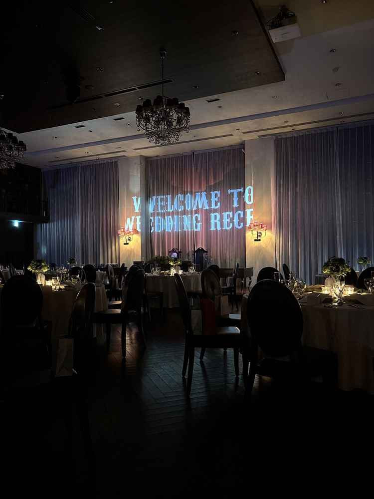 本棚が印象的な披露宴会場でした！他にない雰囲気でシックでモダンな感じで惹かれました！