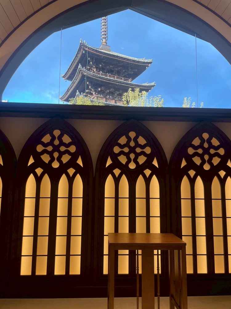 チャペルです。八坂の塔が見えるのが特徴的です。